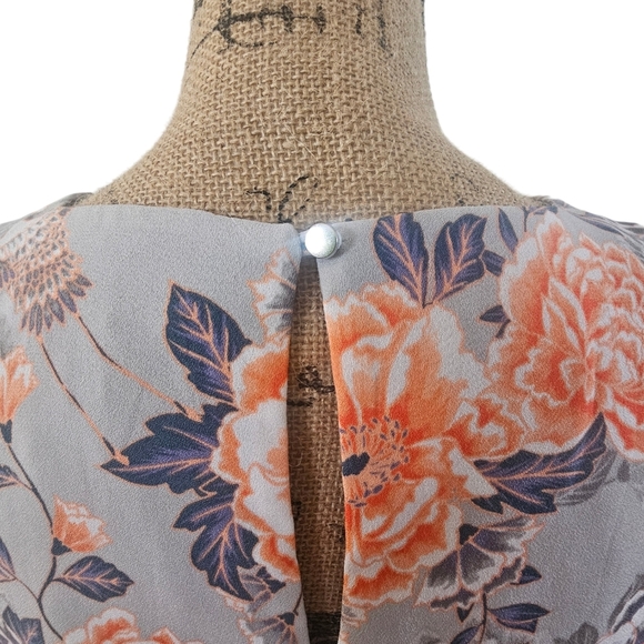 Banana Republic V-neck Flower Top - Picture 4 of 6